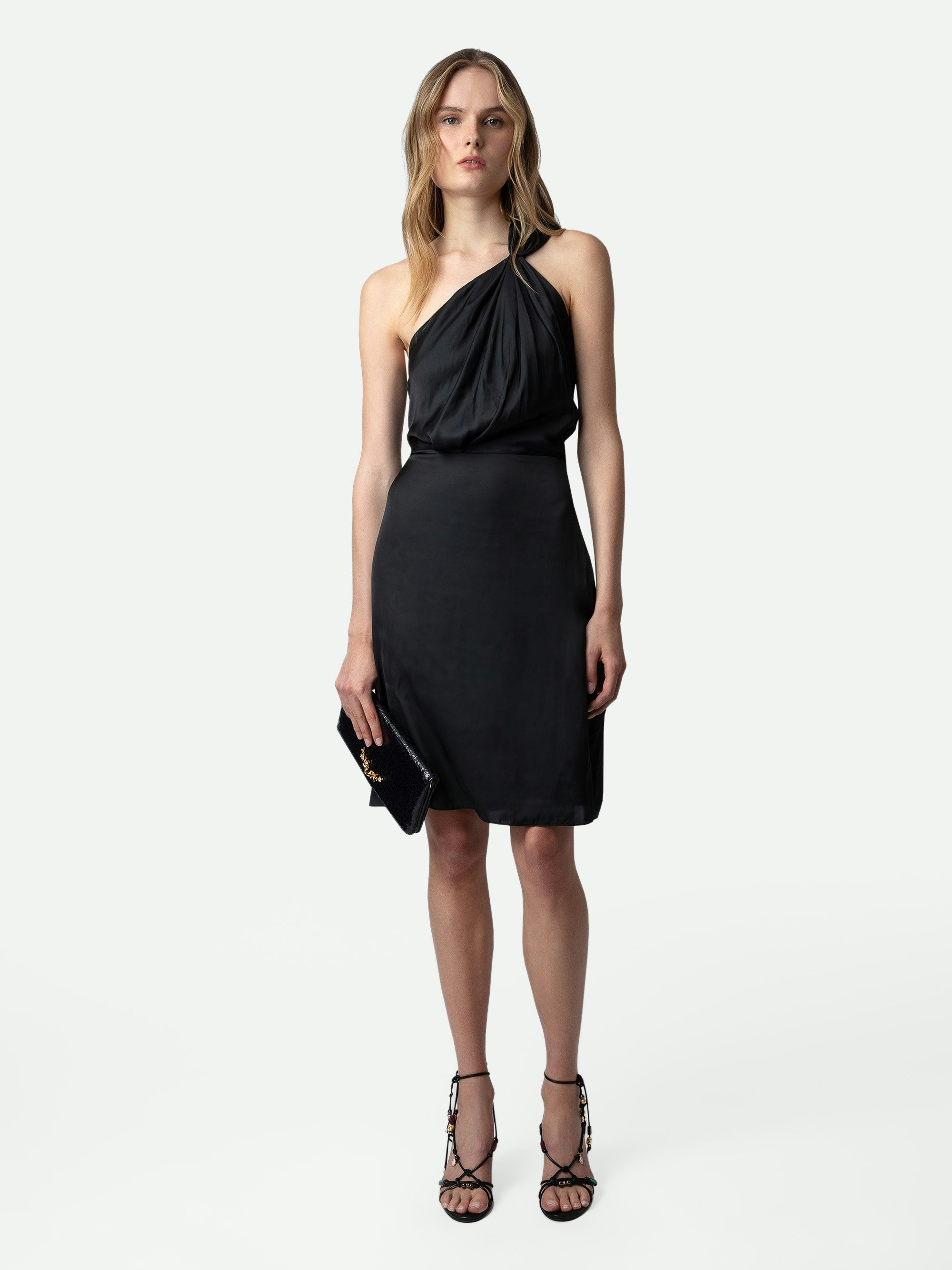 Kleid Razal Satin - Halblanges, schwarzes Satinkleid mit asymmetrischem drapiertem Träger.