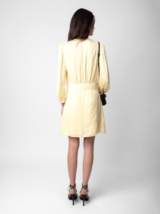 Robe Rhodri Satin - Robe courte en satin jaune clair boutonnée à manches 3/4.