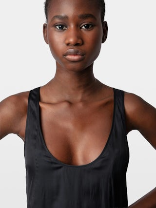 Dress Rarys Satin - Long satin dress with slit skirt and halter armholes.