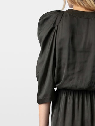 Dress Ruz Satin - Short satin dress with 3/4 sleeves and gathered shoulders.