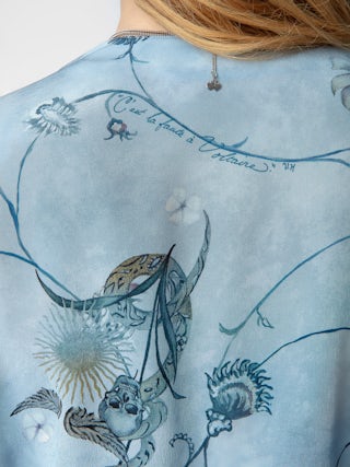 Robe Rogers 100% Soie - Robe courte en soie bleue à imprimé, élastiquée à la taille et jupe asymétrique.