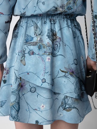 Robe Rogers 100% Soie - Robe courte en soie bleue à imprimé, élastiquée à la taille et jupe asymétrique.