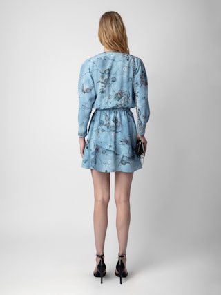 Robe Rogers 100% Soie - Robe courte en soie bleue à imprimé, élastiquée à la taille et jupe asymétrique.