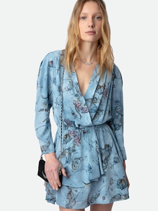 Robe Rogers 100% Soie - Robe courte en soie bleue à imprimé, élastiquée à la taille et jupe asymétrique.
