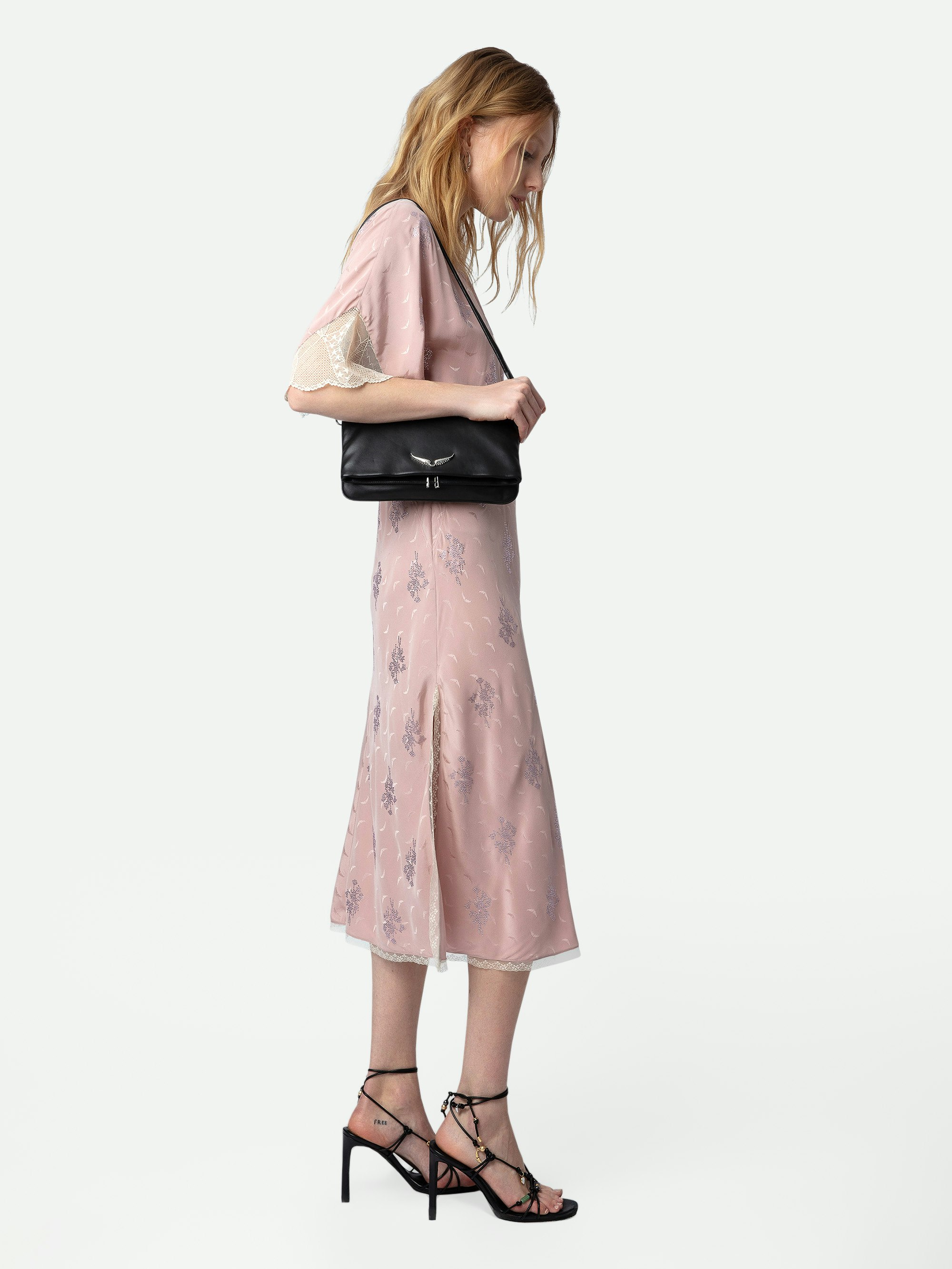 Kleid Rey Seide Jacquard - Halblanges Seidenkleid im Lingerie-Stil in Rosa mit Jacquard-Flügeln, Strass, Spitze und Cutout am Rücken.