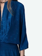 Abito Ritany Wings Seta Jacquard - Abito medio-lungo in seta blu con ali in jacquard, girocollo con fermaglio ad ali e maniche a 3/4 a pipistrello.