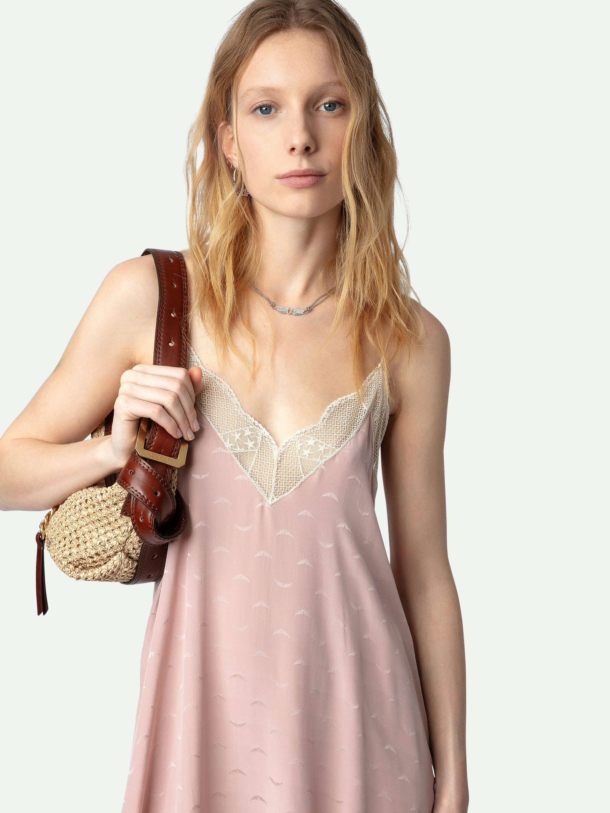 Kleid Risty Seide Jacquard - Langes, rosafarbenes Seidenkleid im Lingerie-Stil mit Jacquard-Flügeln, schmalen Trägern und Spitzendekolleté.