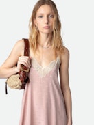 Kleid Risty Wings Seide Jacquard - Langes, rosafarbenes Seidenkleid im Lingerie-Stil mit Jacquard-Flügeln, schmalen Trägern und Spitzendekolleté.