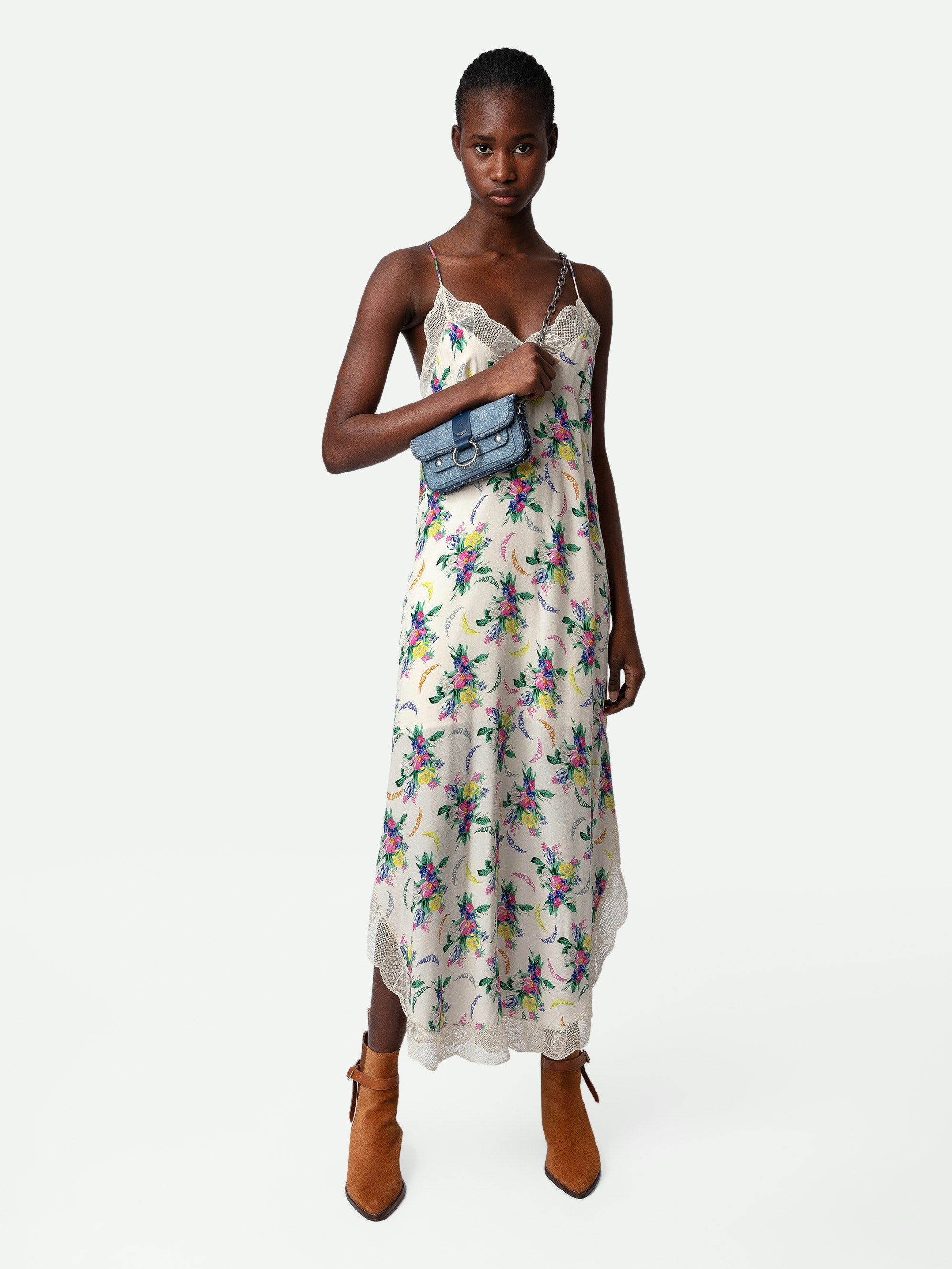 Kleid Ristyl - Langes Kleid im Lingerie-Stil in Blassrosa mit Soft-Bouquet-Print, Trägern und Spitzenbordüre.