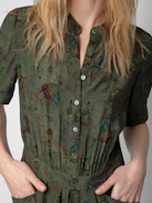 Kleid Rima - Halblanges Kleid in Khaki mit Print, kurzen Ärmeln und asymmetrischem Rockteil.