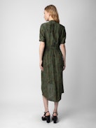 Kleid Rima - Halblanges Kleid in Khaki mit Print, kurzen Ärmeln und asymmetrischem Rockteil.