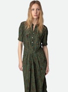 Kleid Rima - Halblanges Kleid in Khaki mit Print, kurzen Ärmeln und asymmetrischem Rockteil.