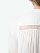 Abito Ritchil - Abito medio-lungo in voile di cotone bianco con maniche lunghe, cintura rimovibile, pizzo e volant.