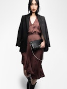 Abito Randall - Abito midi in satin con maniche corte raglan e gonna con pannello asimmetrico volant.