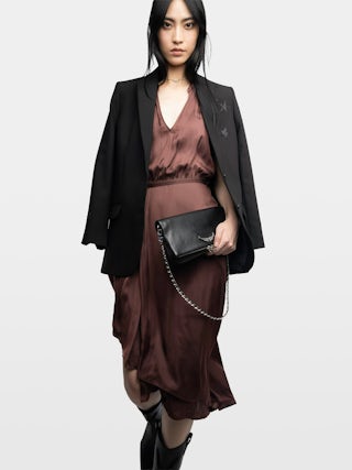 Robe Randall Satin - Robe mi-longue en satin à manches courtes raglan et jupe à pan asymétrique volanté.