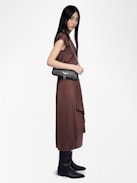 Abito Randall - Abito midi in satin con maniche corte raglan e gonna con pannello asimmetrico volant.