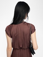 Abito Randall - Abito midi in satin con maniche corte raglan e gonna con pannello asimmetrico volant.