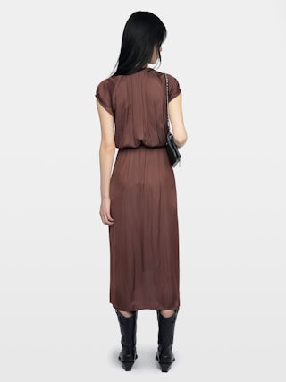 Robe Randall Satin - Robe mi-longue en satin à manches courtes raglan et jupe à pan asymétrique volanté.