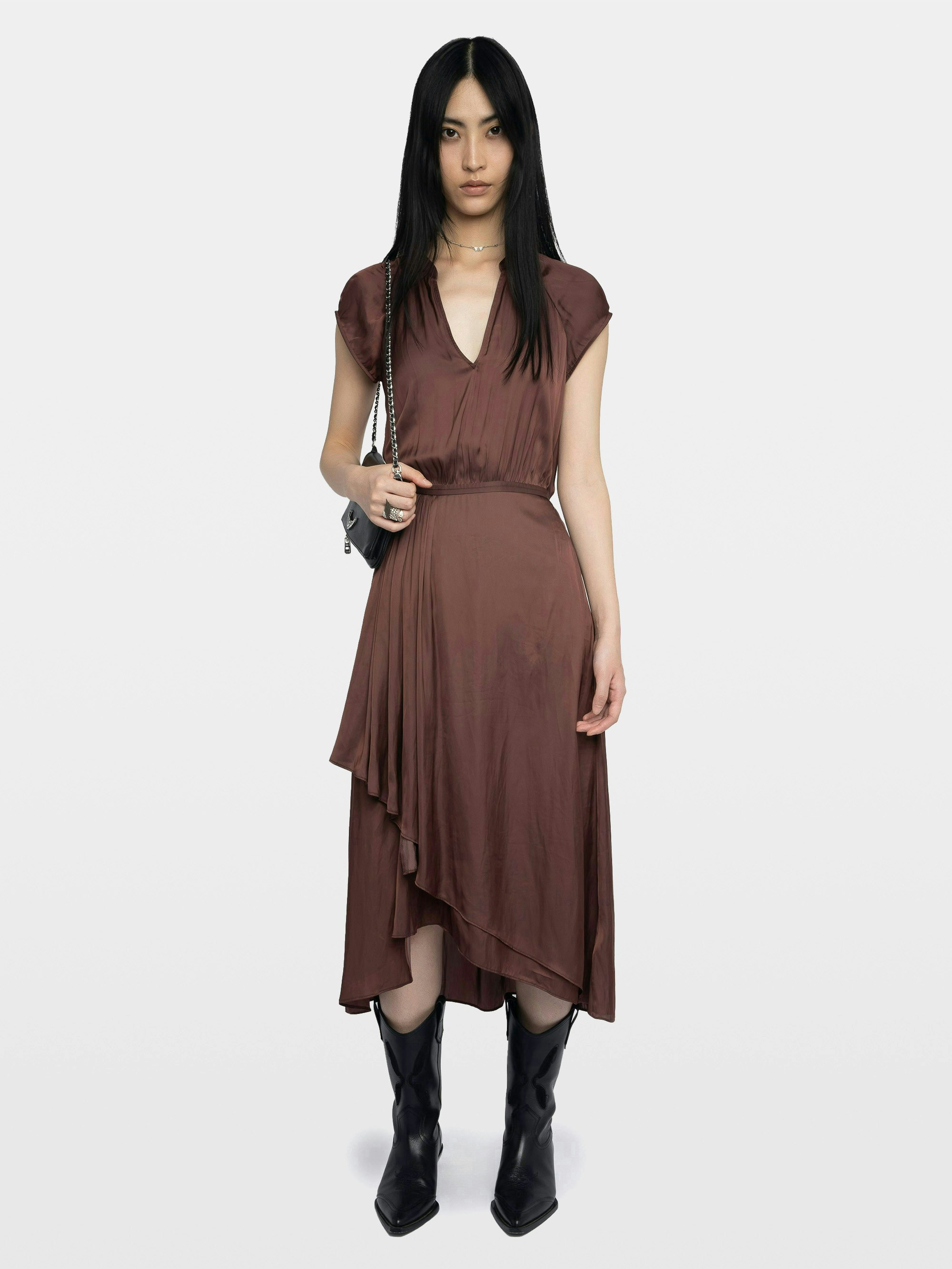 Abito Randall Raso - Abito midi in satin con maniche corte raglan e gonna con pannello asimmetrico volant.