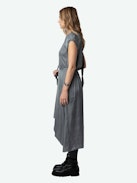 Randall Satin Kleid - Halblanges, graues Satinkleid mit kurzen Raglanärmeln und Rockteil mit asymmetrischem gerüschtem Schoß.