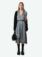 Randall Satin Kleid - Halblanges, graues Satinkleid mit kurzen Raglanärmeln und Rockteil mit asymmetrischem gerüschtem Schoß.
