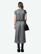 Randall Satin Kleid - Halblanges, graues Satinkleid mit kurzen Raglanärmeln und Rockteil mit asymmetrischem gerüschtem Schoß.