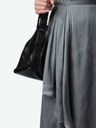 Randall Satin Kleid - Halblanges, graues Satinkleid mit kurzen Raglanärmeln und Rockteil mit asymmetrischem gerüschtem Schoß.