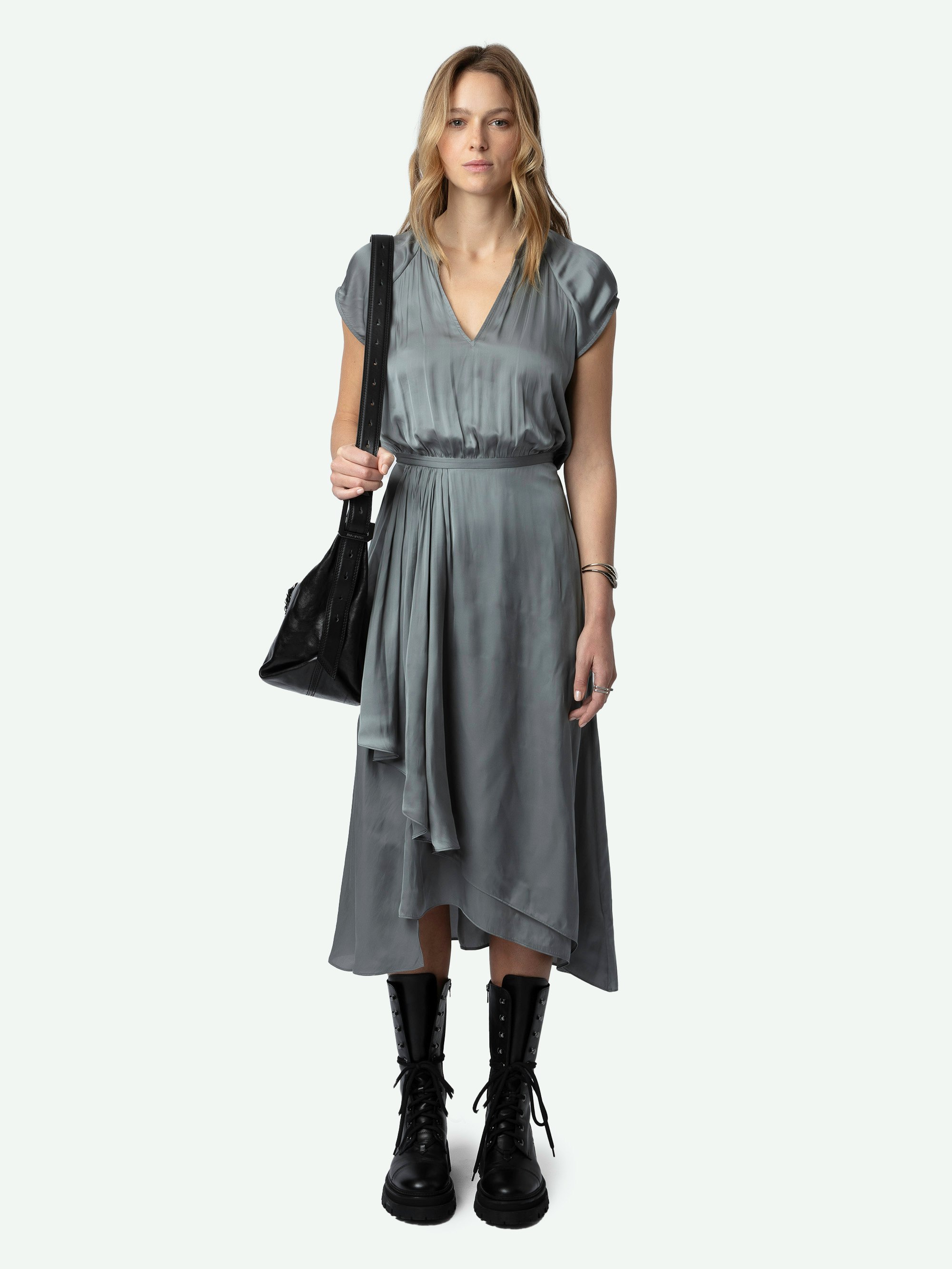 Kleid Randall Satin - Halblanges, graues Satinkleid mit kurzen Raglanärmeln und Rockteil mit asymmetrischem gerüschtem Schoß.