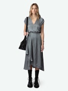 Randall Satin Kleid - Halblanges, graues Satinkleid mit kurzen Raglanärmeln und Rockteil mit asymmetrischem gerüschtem Schoß.