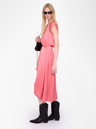 Kleid Randall Satin - Mittellanges Kleid aus Satin mit kurzen Raglanärmeln und asymmetrischem Volantrock.