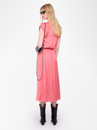 Kleid Randall Satin - Mittellanges Kleid aus Satin mit kurzen Raglanärmeln und asymmetrischem Volantrock.