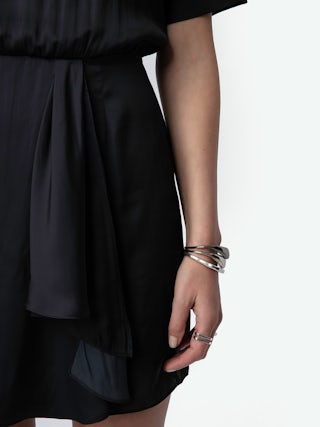 Robe Raito Satin - Robe courte en satin japonais à décolleté en V, manches courtes et jupe à pan drapé à l'avant.