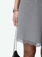 Kleid Ristyz Strass Seide - Kurzes, graues Seidenkleid im Lingerie-Stil mit All-over-Strass und Spitzenabschlüssen, zum Binden an der Taille.