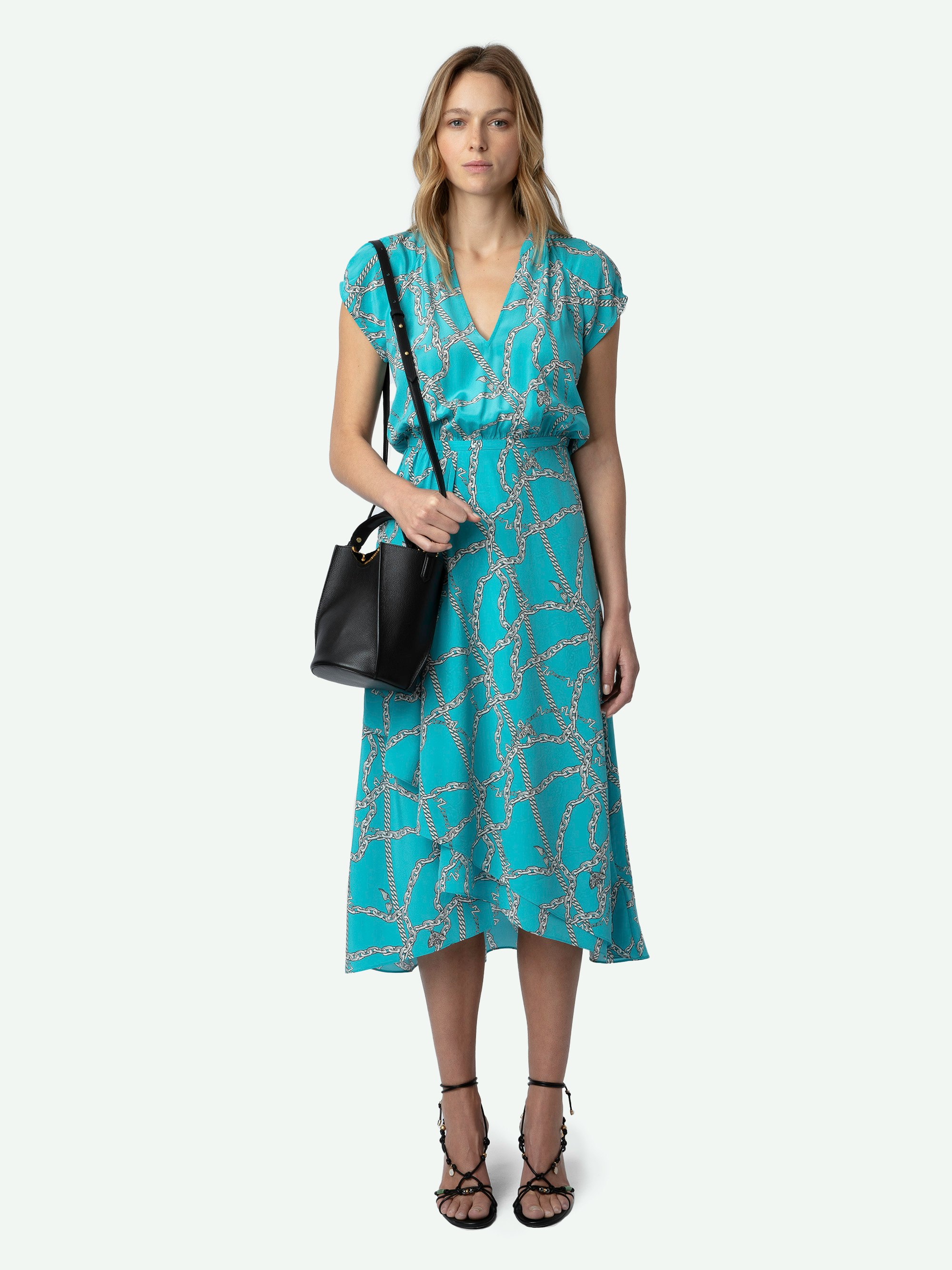 Kleid Randall Seide - Halblanges, blaues Seidenkleid mit ZV-Kettenprint, kurzen Raglanärmeln und Rockteil mit asymmetrischem gerüschtem Schoß.