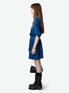 Abito Rogers Raso - Abito corto in raso giapponese blu con maniche a 7/8 e gonna asimmetrica drappeggiata.