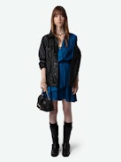 Abito Rogers Raso - Abito corto in raso giapponese blu con maniche a 7/8 e gonna asimmetrica drappeggiata.