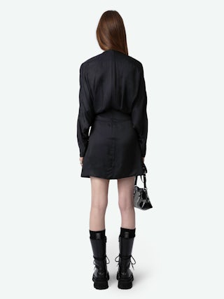 Robe Rooth Satin - Robe courte satinée à décolleté en V effet drapé et manches longues chauve-souris.