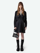 Vestido Rooth de Satén - Vestido corto de satén con escote de pico, con efecto drapeado y manga larga estilo murciélago.