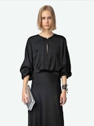 Robe Ruiko Satin - Robe longue en satin noir à décolleté orné d'un bouton strassé, manches longues amples et drapée à la taille.