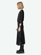 Robe Ruiko Satin - Robe longue en satin noir à décolleté orné d'un bouton strassé, manches longues amples et drapée à la taille.