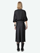 Robe Ruiko Satin - Robe longue en satin noir à décolleté orné d'un bouton strassé, manches longues amples et drapée à la taille.