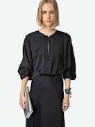 Robe Ruiko Satin - Robe longue en satin noir à décolleté orné d'un bouton strassé, manches longues amples et drapée à la taille.