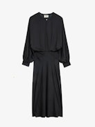 Robe Ruiko Satin - Robe longue en satin noir à décolleté orné d'un bouton strassé, manches longues amples et drapée à la taille.