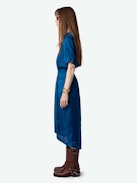 Vestido de Satén Rima - Vestido de largo medio de satén japonés de color azul, de manga corta y con falda asimétrica.