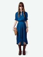 Vestido de Satén Rima - Vestido de largo medio de satén japonés de color azul, de manga corta y con falda asimétrica.
