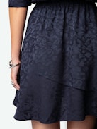 Robe Rogers Léopard Soie Jacquard - Robe courte en soie bleue marine à jacquard léopard, manches 7/8 et jupe asymétrique drapée.