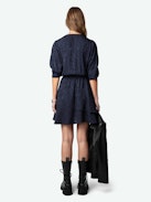 Robe Rogers Léopard Soie Jacquard - Robe courte en soie bleue marine à jacquard léopard, manches 7/8 et jupe asymétrique drapée.