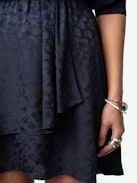 Robe Rogers Léopard Soie Jacquard - Robe courte en soie bleue marine à jacquard léopard, manches 7/8 et jupe asymétrique drapée.
