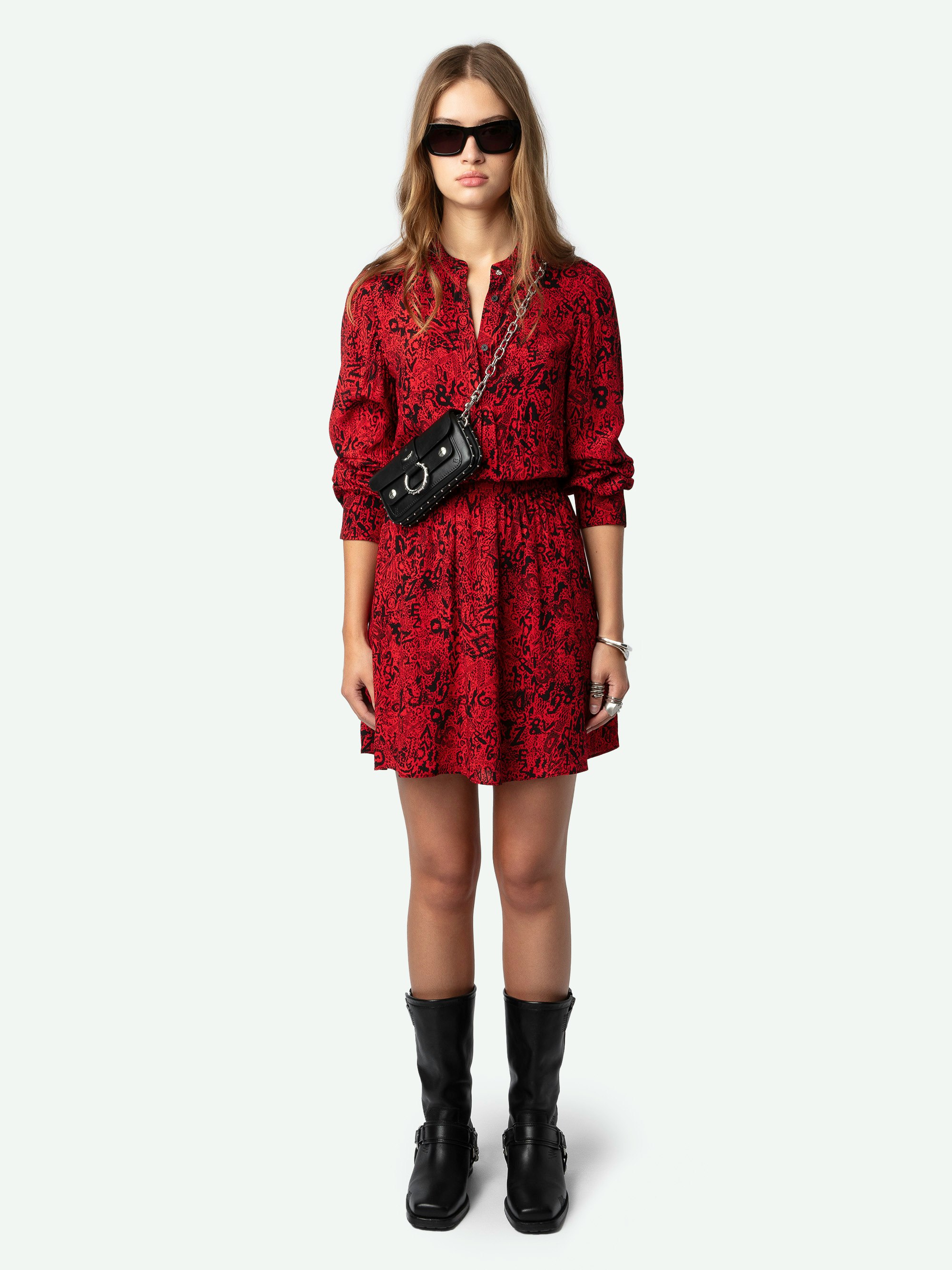 Kleid Refla - Kurzes, rotes Kleid mit Wild-Voltaire-Print, Stehkragen und gesmokter Taille.