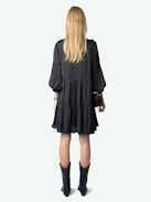 kleid Randy Satin - Kurzes Kleid aus japanischem Satin, lange Ärmel und Knopfkragen.